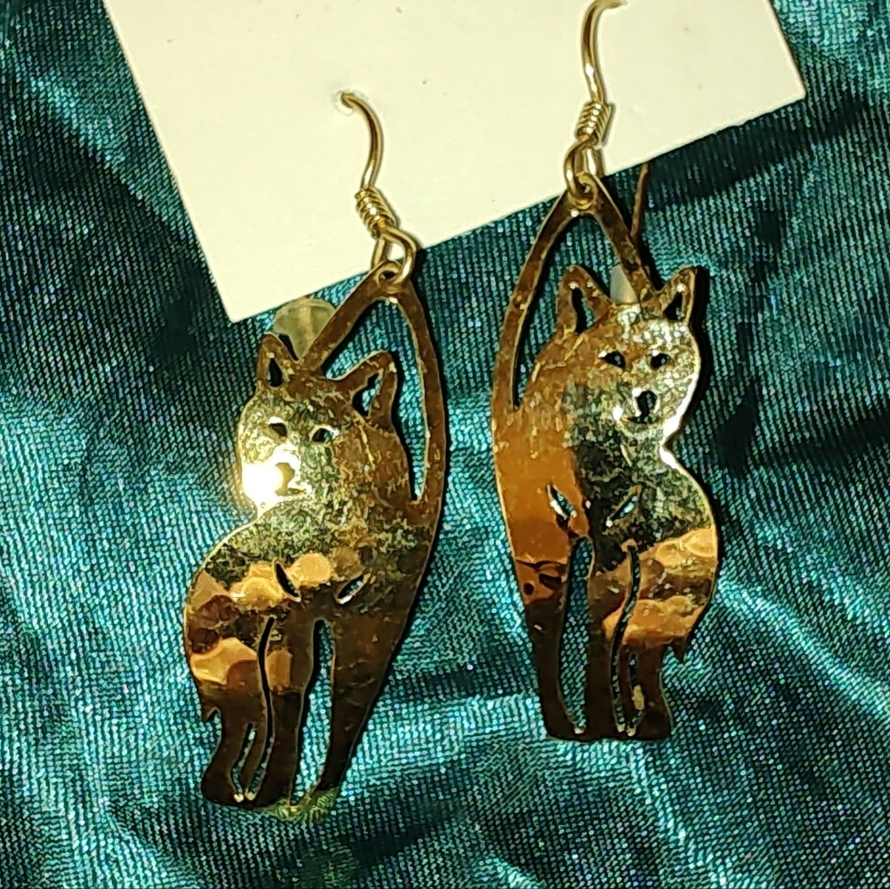 Vintage Gold Tone Wild Bryde Cat Hammered Metal Drop Earrings